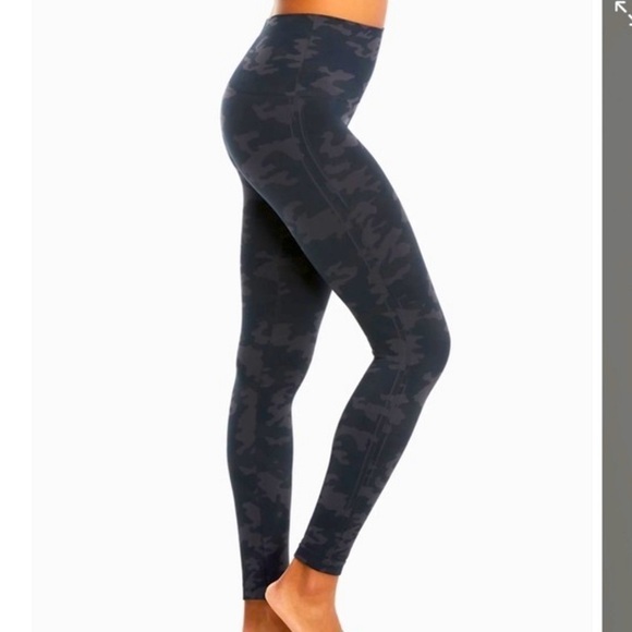 SPANX Look at Me Now Gray Camo Print Size Medium - Picture 8 of 8